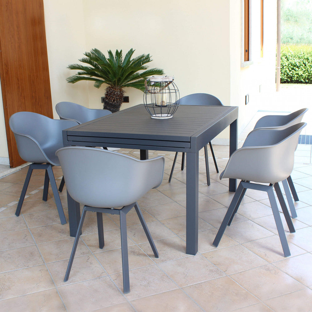 Set da pranzo outdoor composto da un tavolo quadrato e quattro poltrone Maui grigio antracite su una terrazza piastrellata.