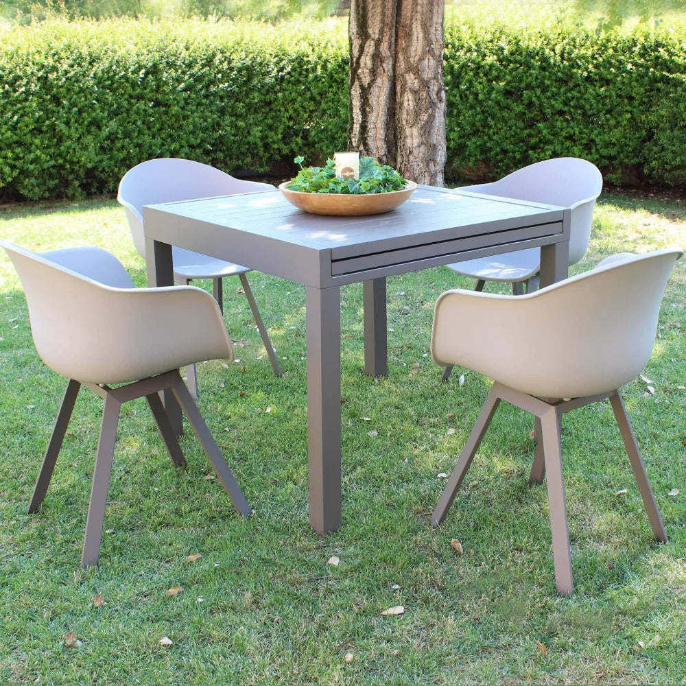 Poltrona Maui color taupe in alluminio e polipropilene, sedia impilabile per esterni, ambientata in giardino