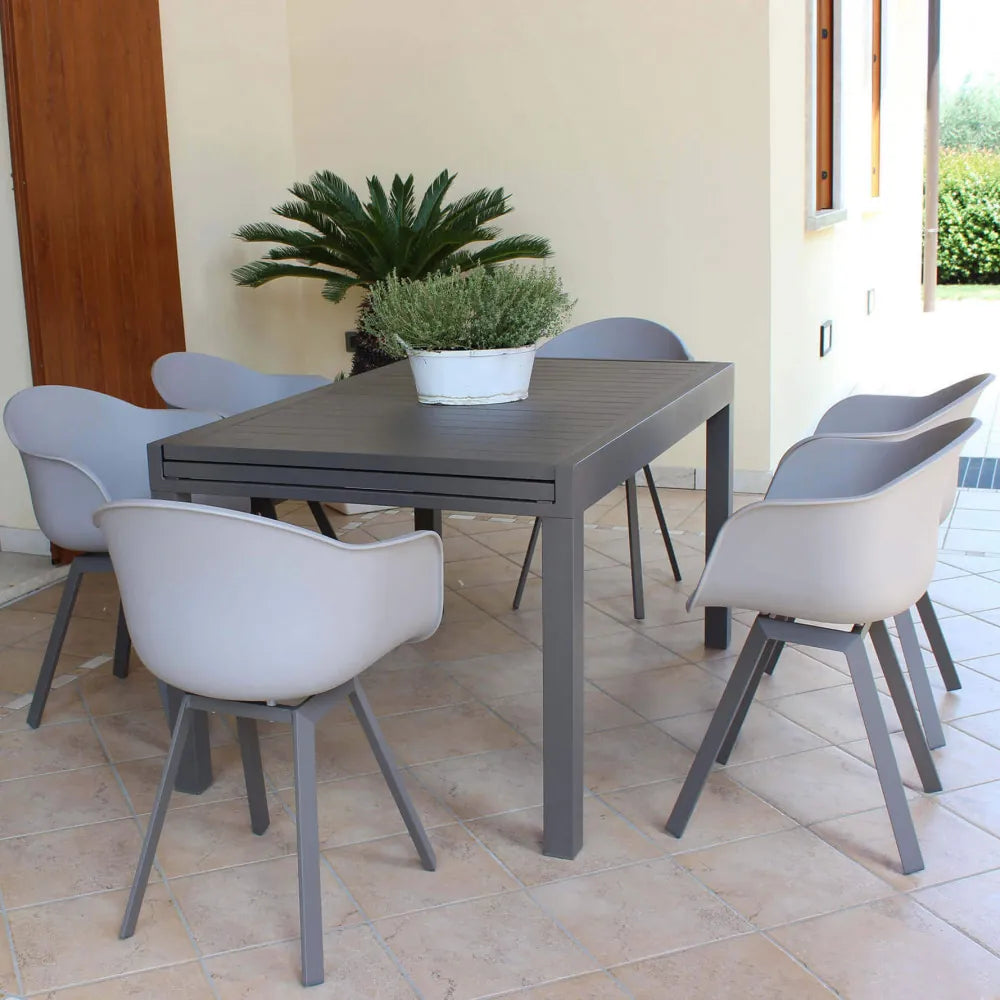 Poltrona Maui color taupe in alluminio e polipropilene, sedia impilabile per esterni, ambientata in veranda