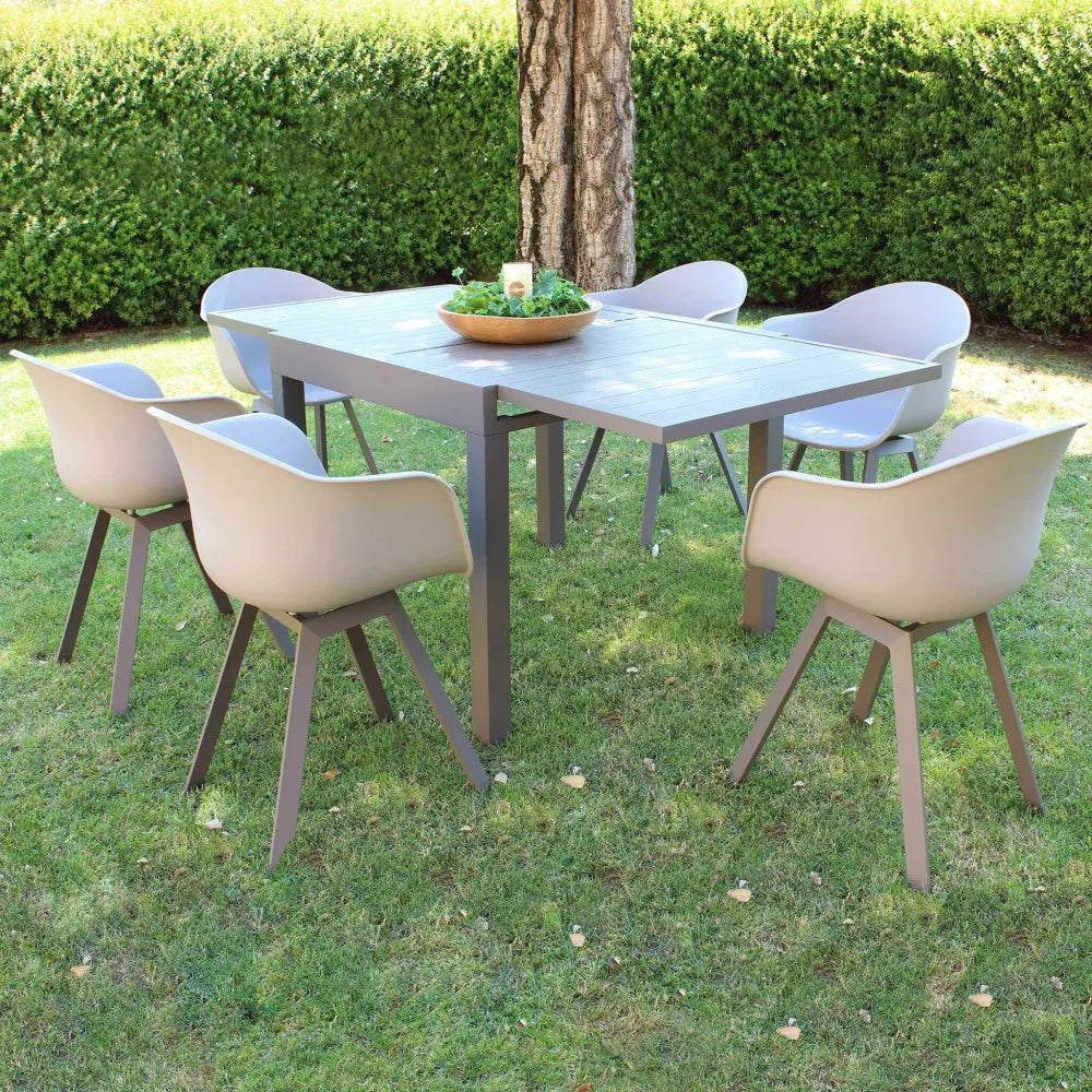 Poltrona Maui color taupe in alluminio e polipropilene, sedia impilabile per esterni, abbinata con tavolo allungabile in giardino