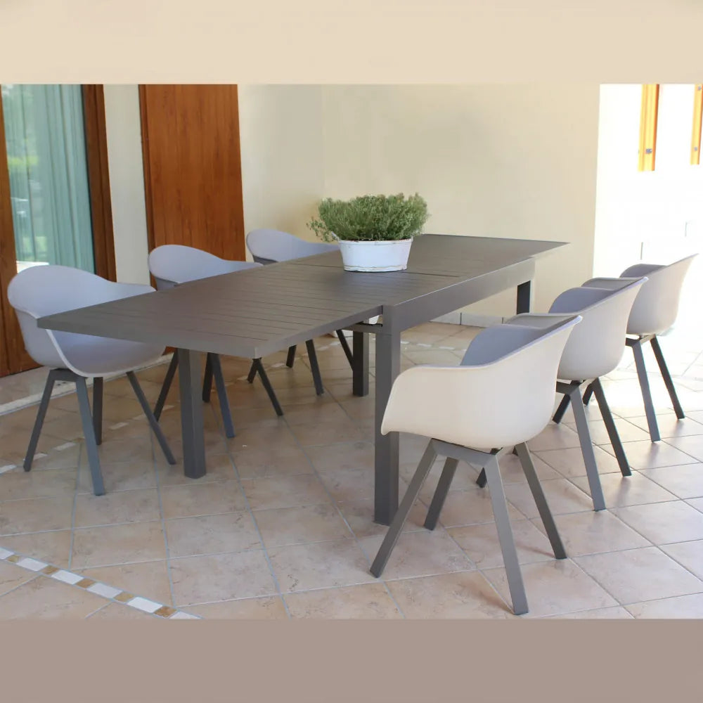 Poltrona Maui color taupe in alluminio e polipropilene, sedia impilabile per esterni, abbinata con tavolo allungabile in veranda