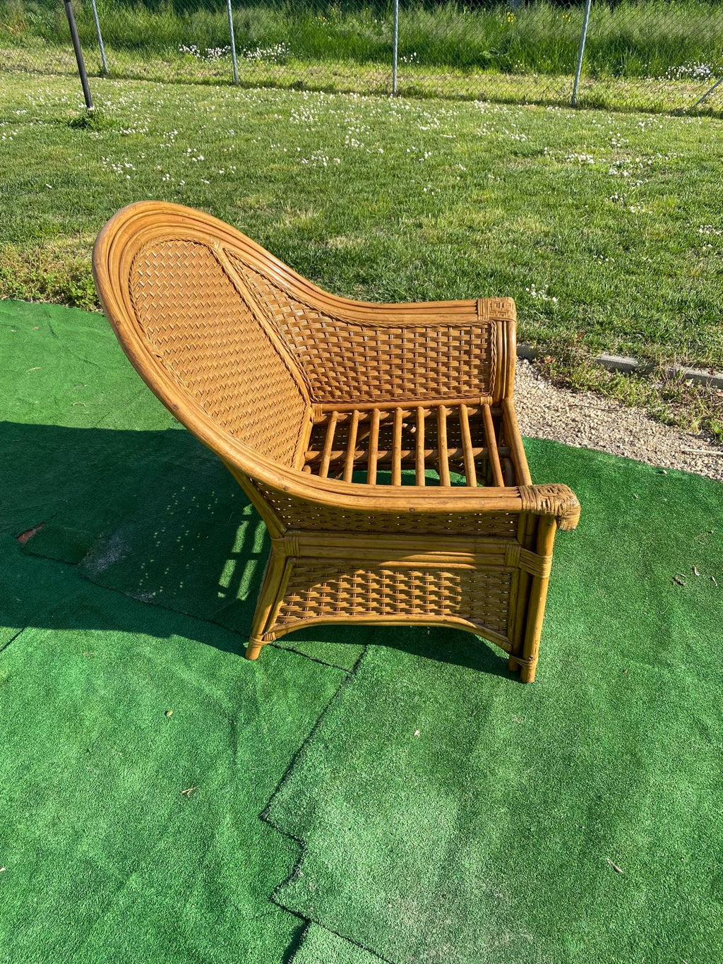 Poltrona in midollino intrecciata a mano.