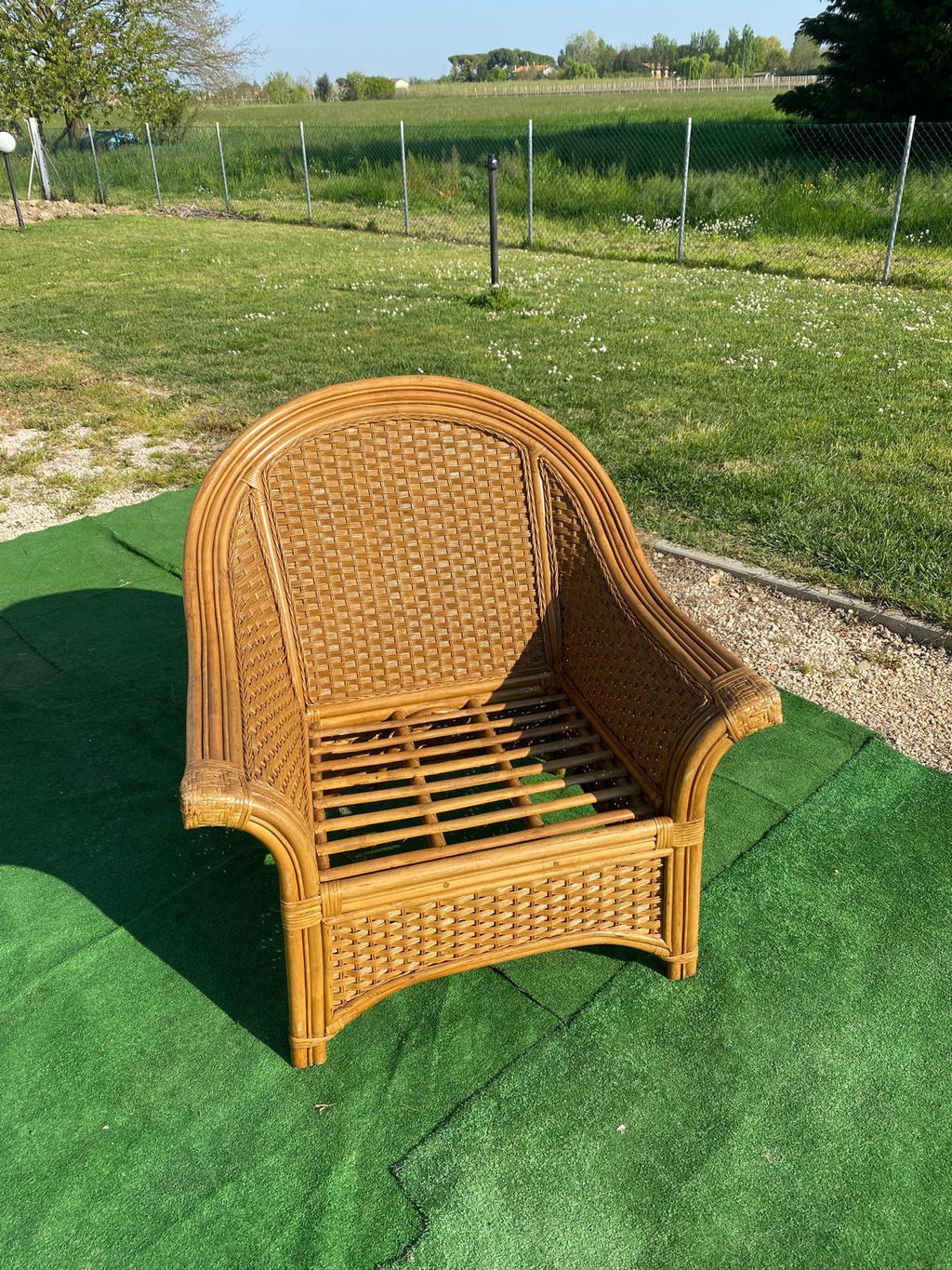 Poltrona in midollino naturale.