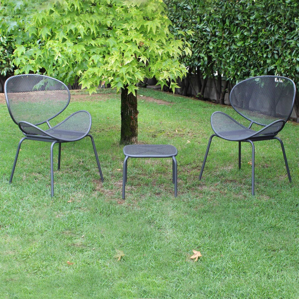 Poltrona Midway grigia in alluminio e textilene, impilabile per esterni, ambientata in giardino