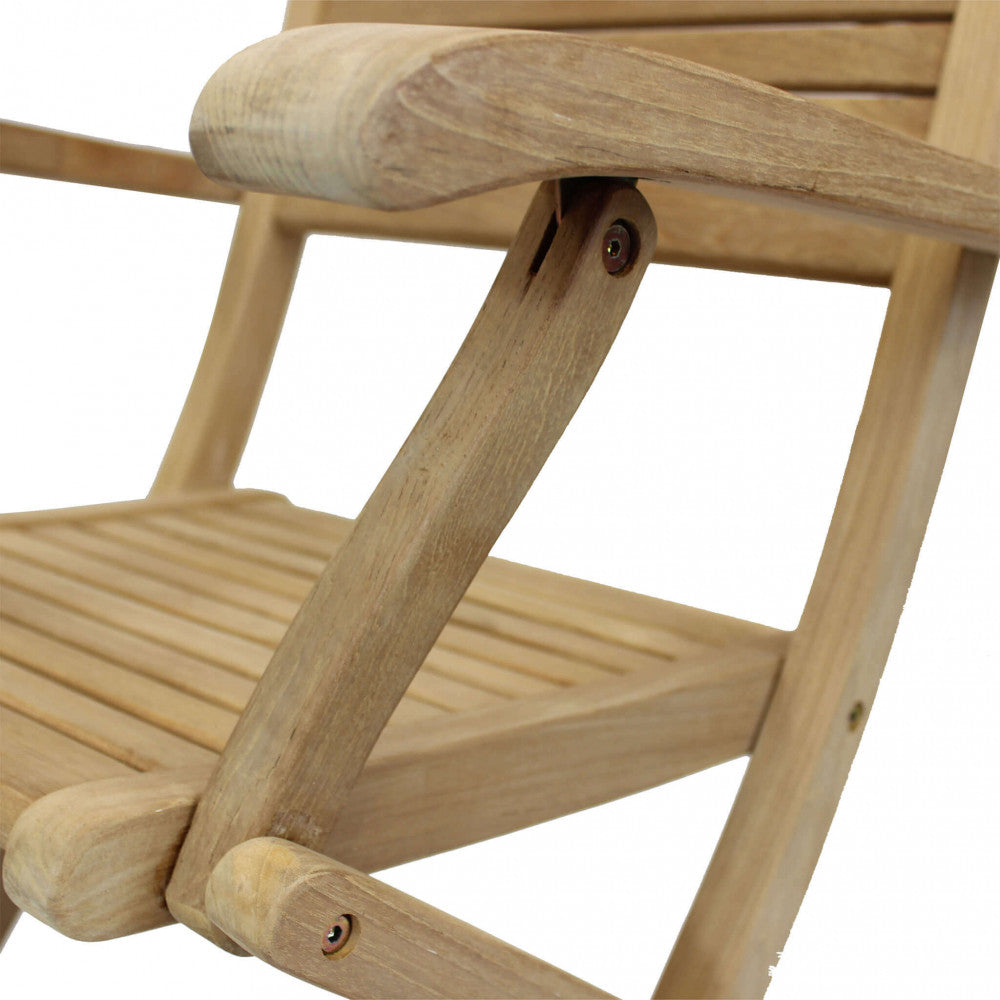 Primo piano dello snodo pieghevole e del bracciolo ergonomico della poltrona Mirage in teak, mostrando la ferramenta di precisione.