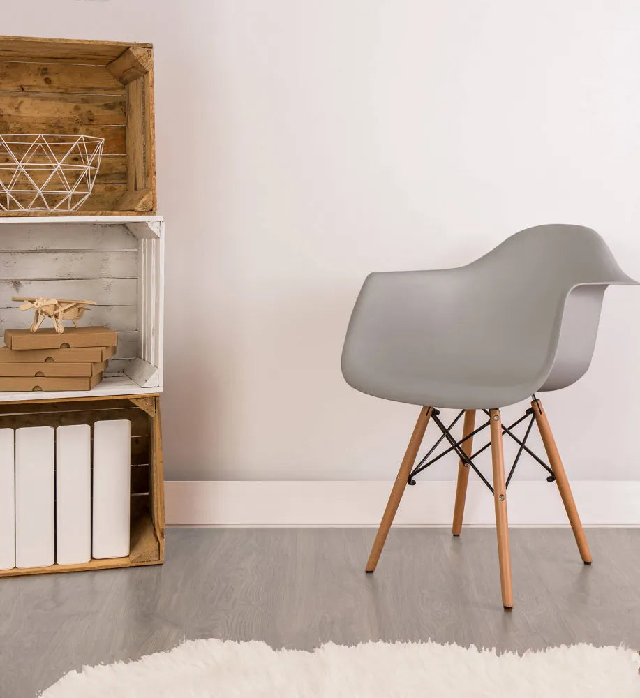 Poltrona Moritz grigia moderna con braccioli, seduta in ABS grigio e gambe in legno, abbinata con libreria