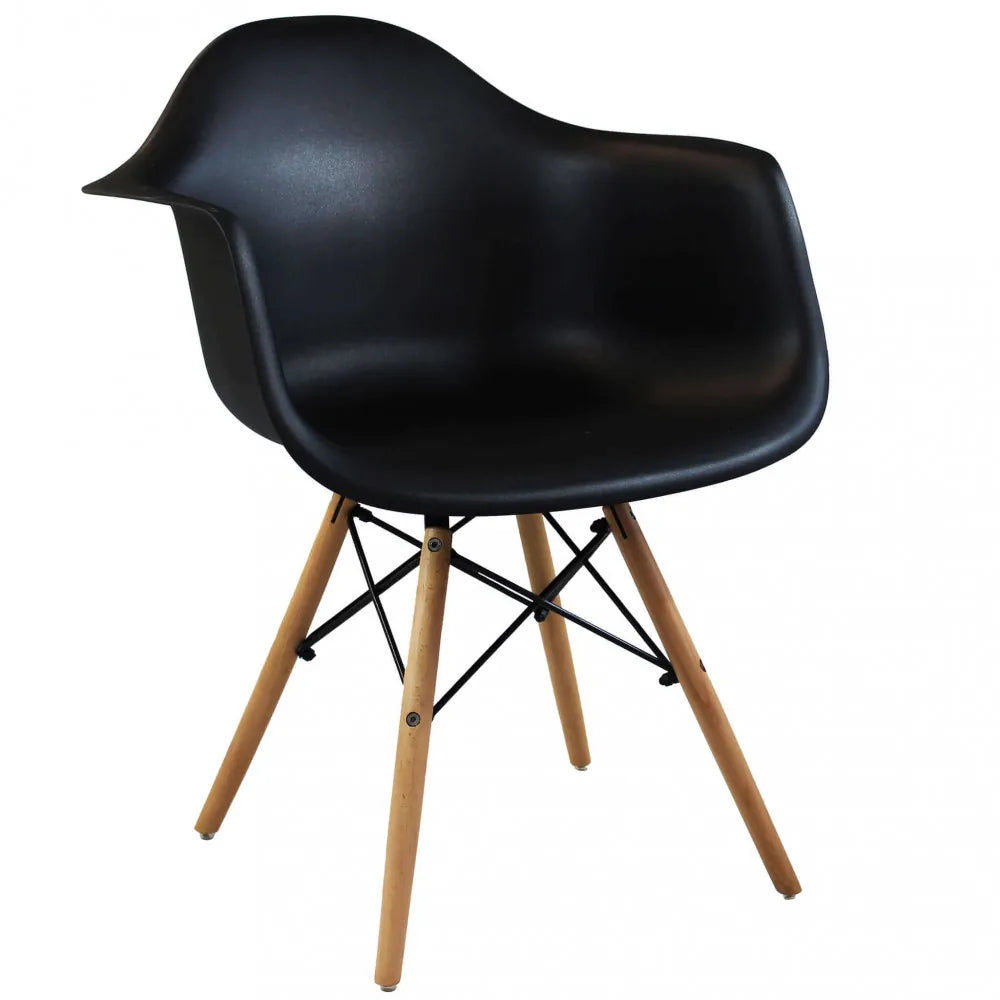 Poltrona Moritz nera con braccioli, seduta in plastica ABS nera e gambe in legno naturale e metallo.