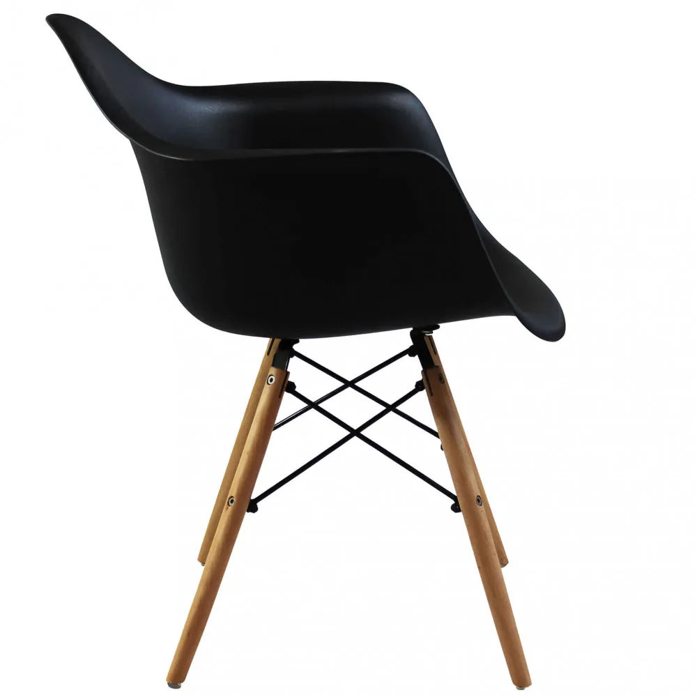 Poltrona Moritz nera con braccioli, seduta in plastica ABS nera e gambe in legno naturale e metallo, vista laterale