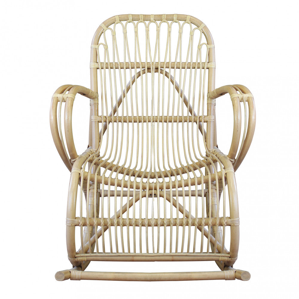 Poltrona Paloma a dondolo in fibra naturale con cuscini beige.