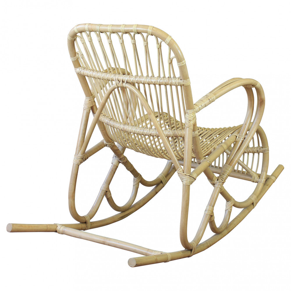 Poltrona Paloma a dondolo in un ambiente interno arredato.