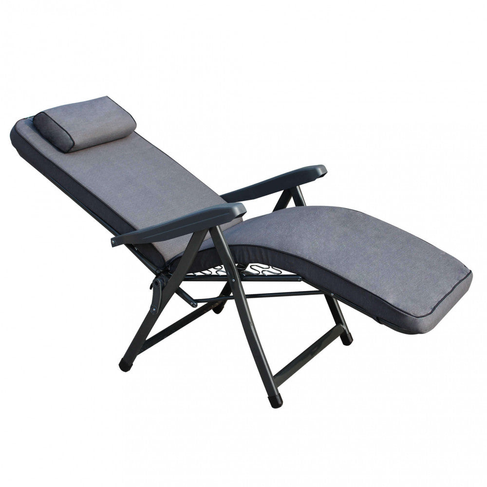 Vista angolata della poltrona relax grigia in posizione completamente reclinata su sfondo bianco.