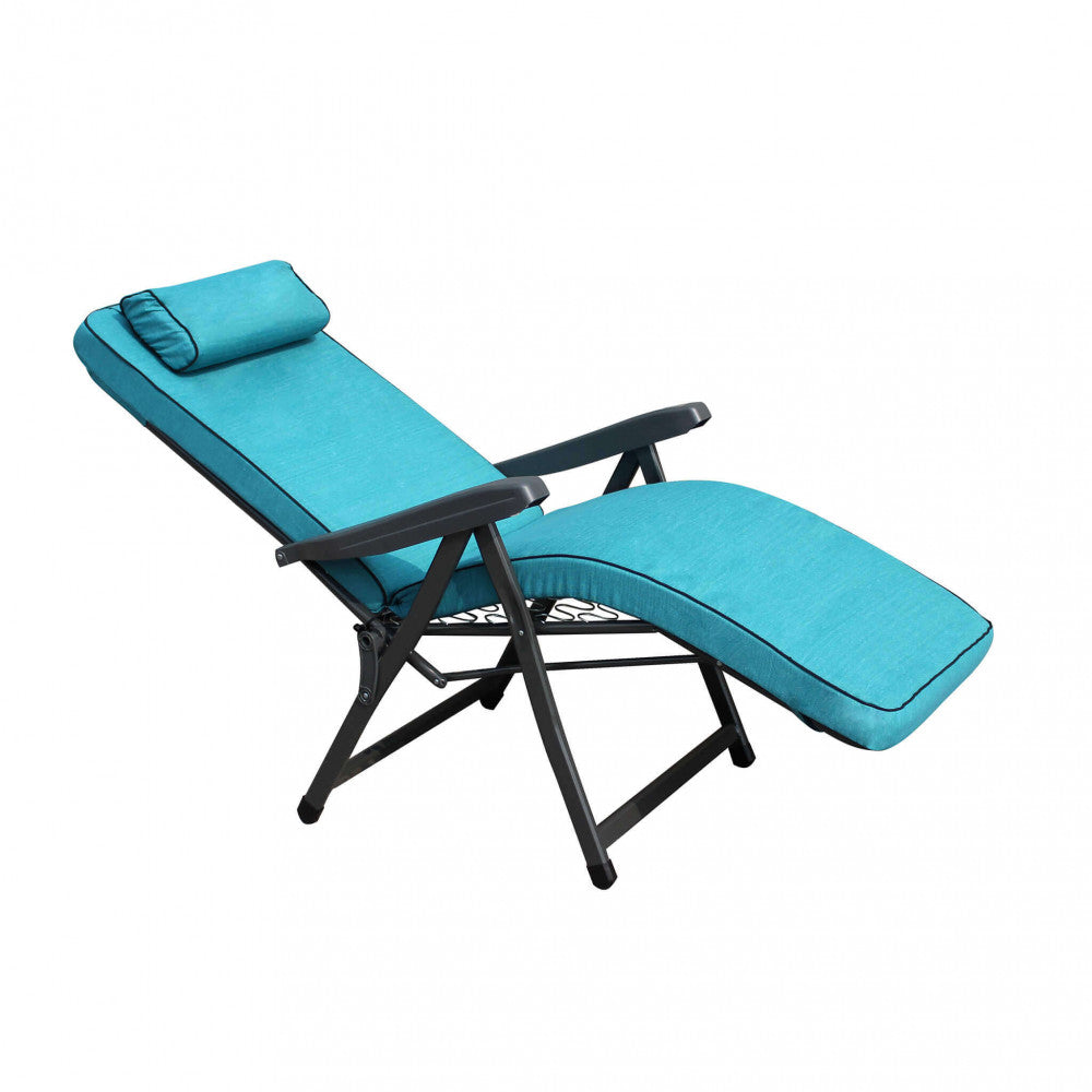 Poltrona relax reclinata a tre quarti, evidenziando la tensione del tessuto premium.