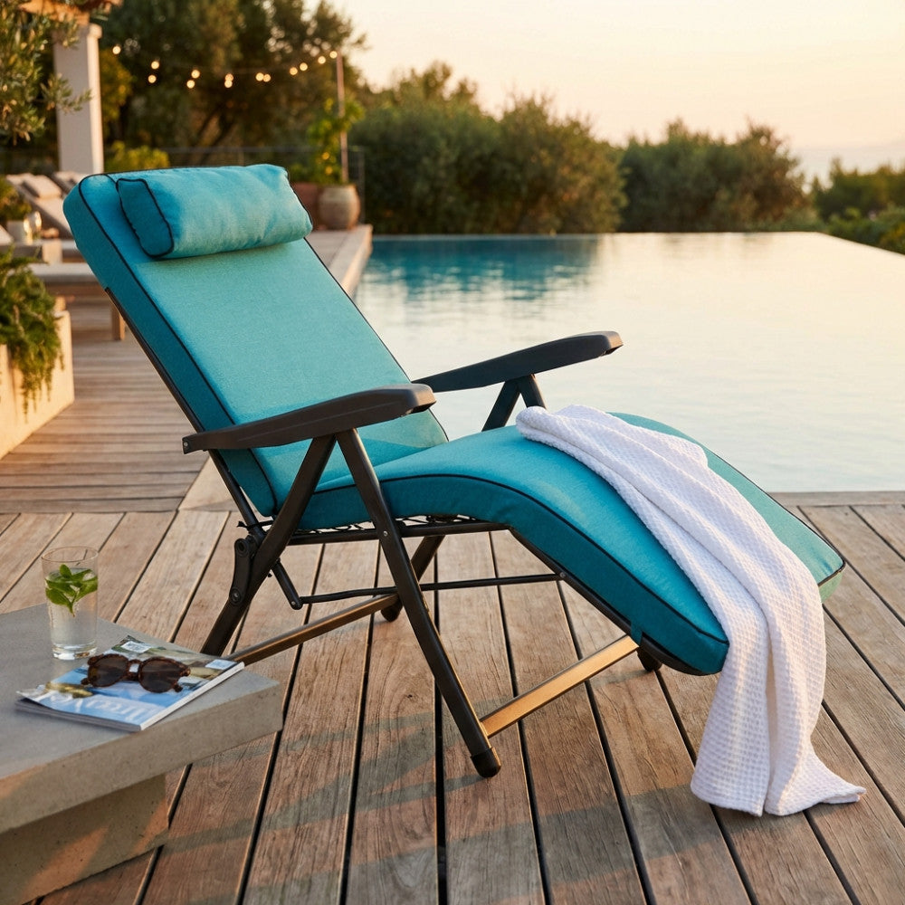 Poltrona relax automatica in acciaio e tessuto azzurro su un ponte in legno al tramonto.