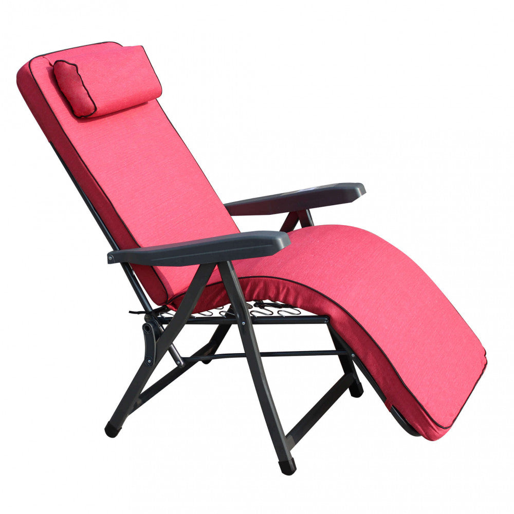 Poltrona relax rossa in posizione di riposo con struttura in acciaio visibile.