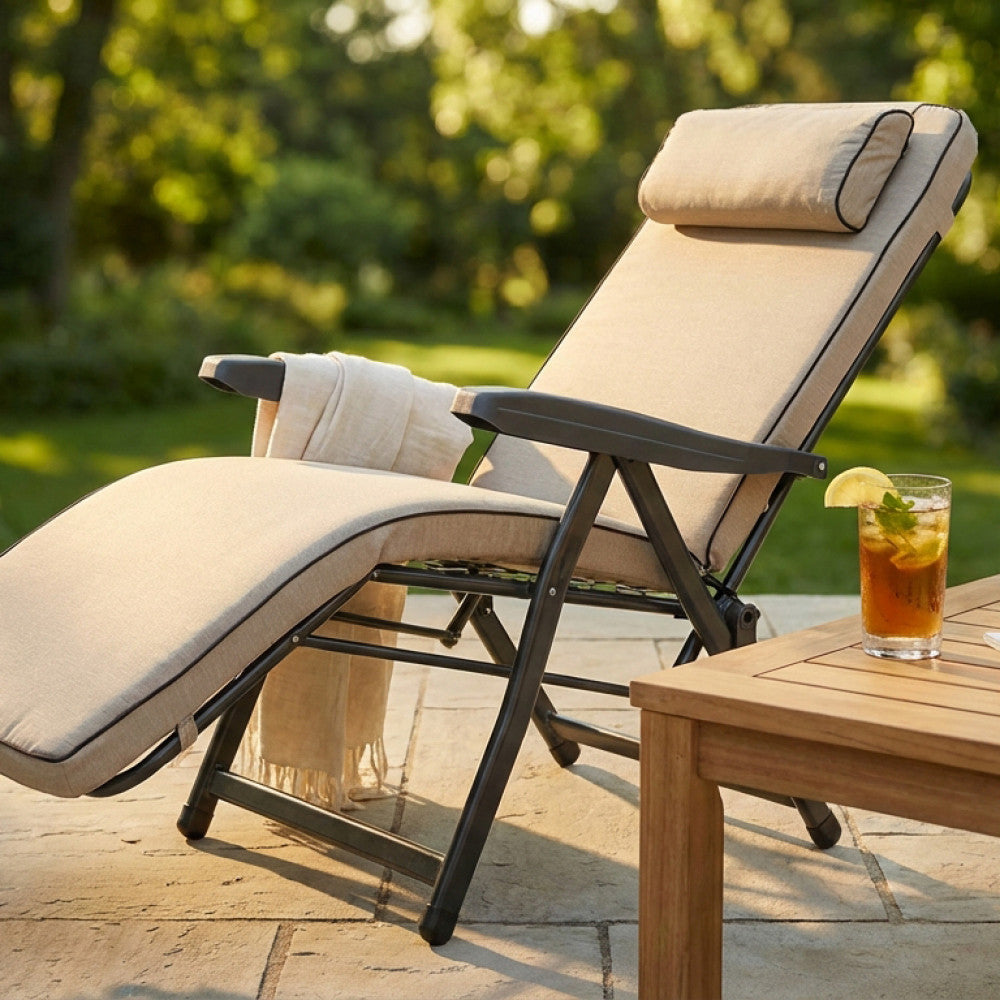 Poltrona relax automatica beige ambientata in un giardino soleggiato, che evidenzia la texture traspirante del rivestimento.