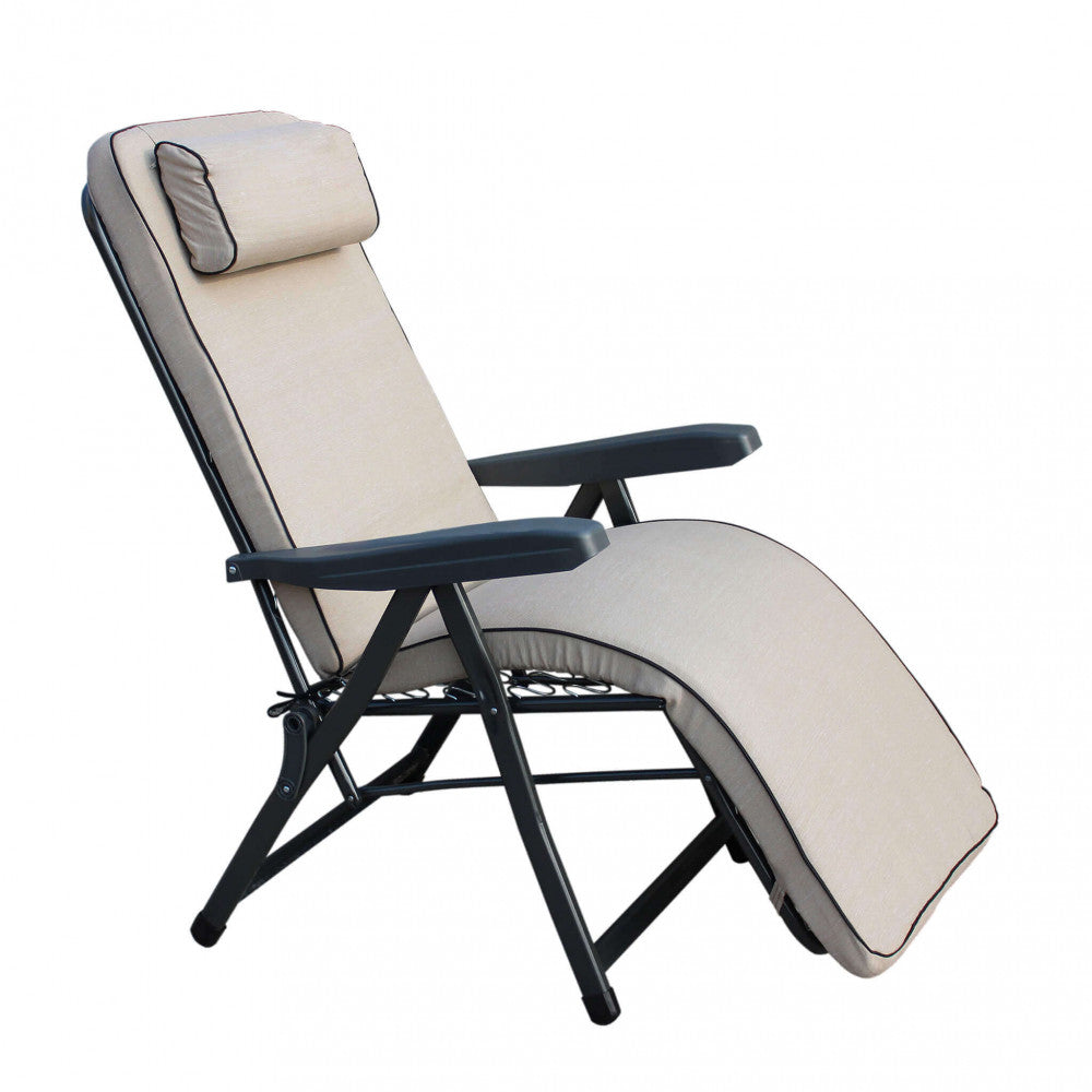 Vista frontale leggermente angolata della poltrona relax, che ne esalta il design minimalista e i volumi accoglienti.