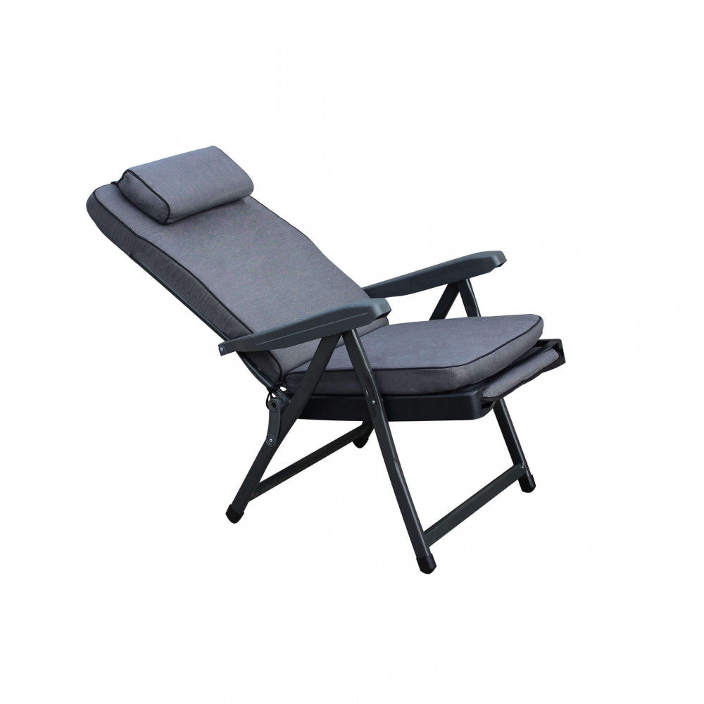 Poltrona relax grigia in posizione semi-reclinata, ideale per la lettura.