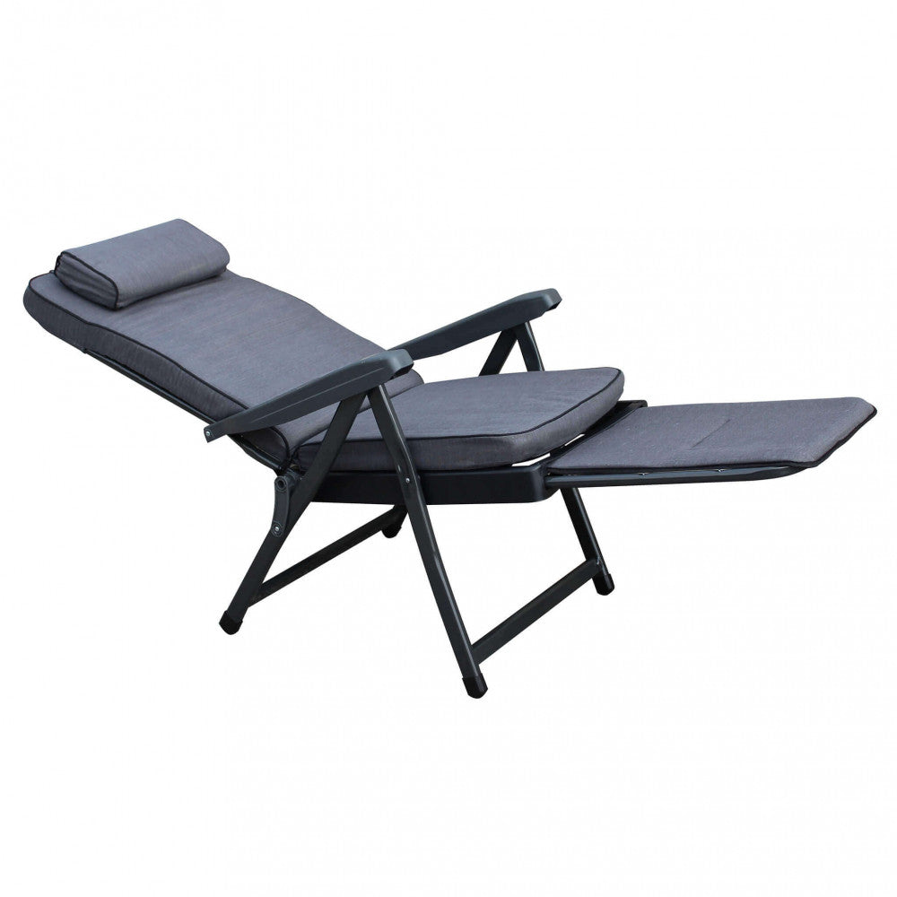 Poltrona relax completamente reclinata in posizione orizzontale per il massimo comfort.
