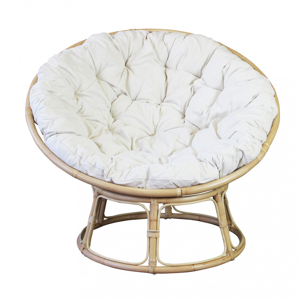 Poltrona Piña Colada in un ambiente interno arredato con elementi naturali.