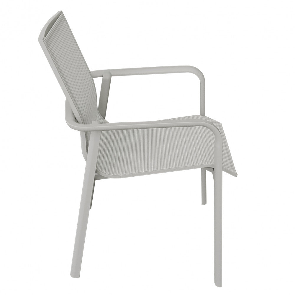 Profilo laterale della poltrona moderna con braccioli, che illustra l'inclinazione ergonomica dello schienale e la solidità della struttura in metallo grigio sabbia.