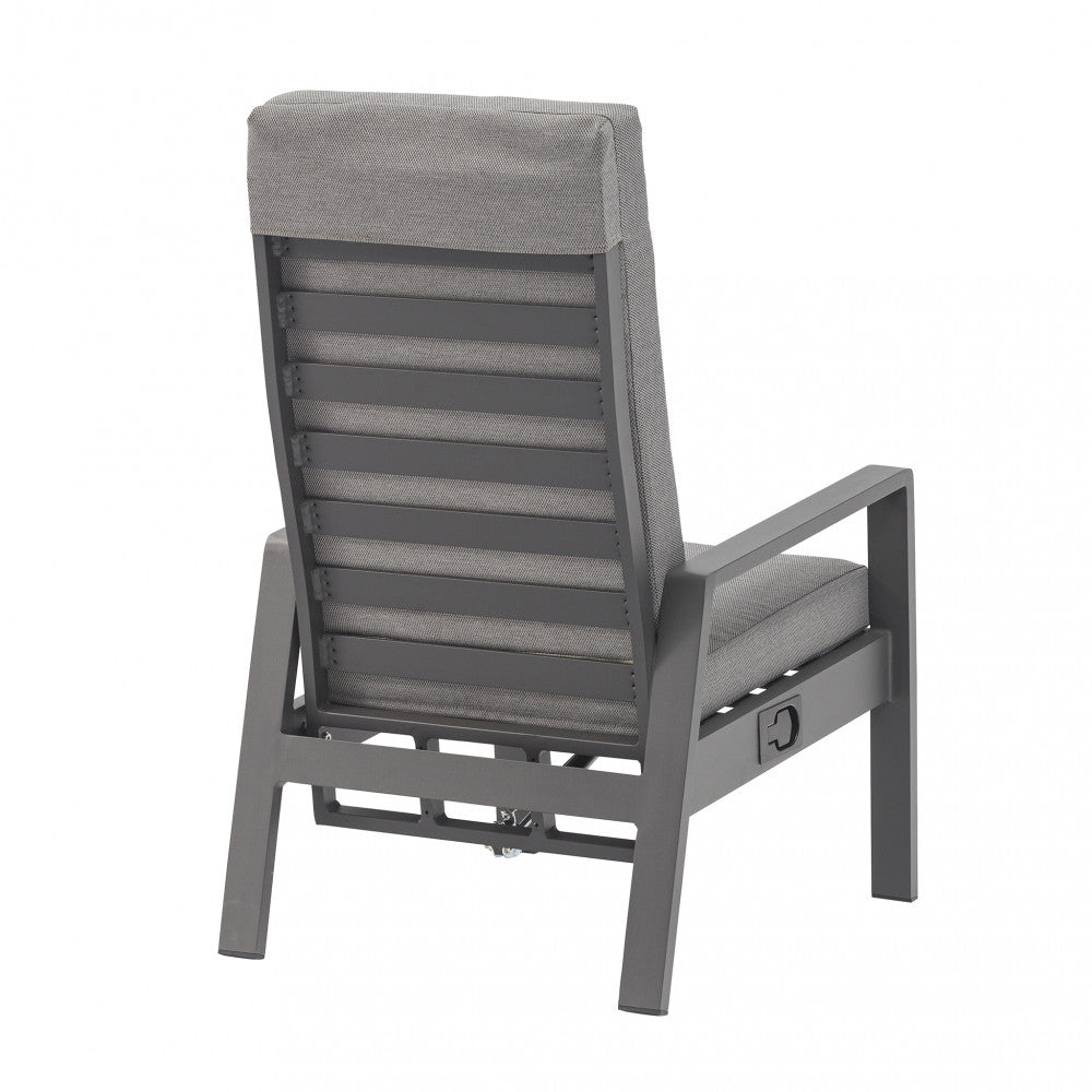 Poltrona Giacarta antracite in posizione reclinata su un patio moderno.