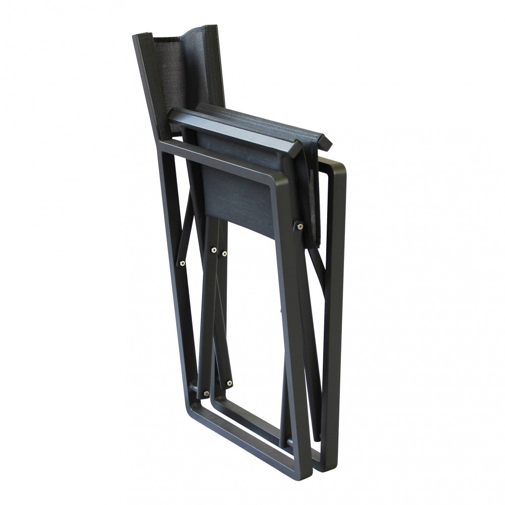 Poltrona Regista Larissa antracite in un ambiente esterno moderno.