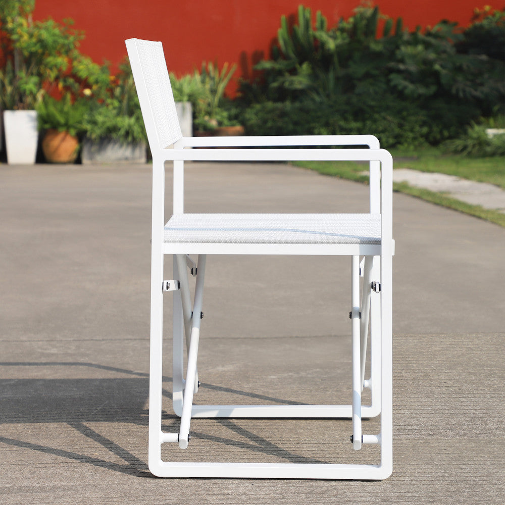 Poltrona Regista Larissa bianca in un ambiente esterno luminoso.