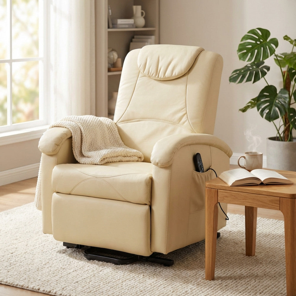 Poltrona relax elettrica in ecopelle beige ambientata in un luminoso soggiorno con tavolino in legno e pianta decorativa.