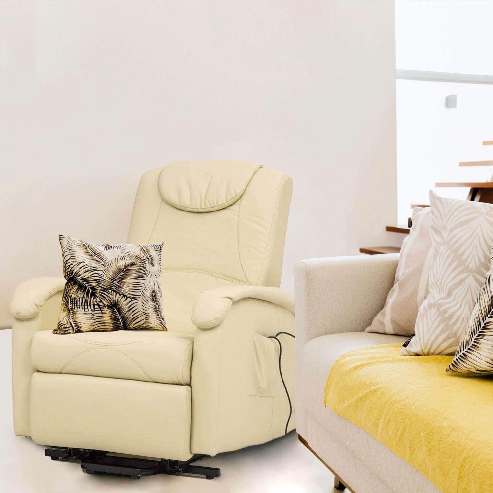 Poltrona massaggiante beige integrata in un salotto moderno accanto a un divano chiaro con cuscini decorativi.