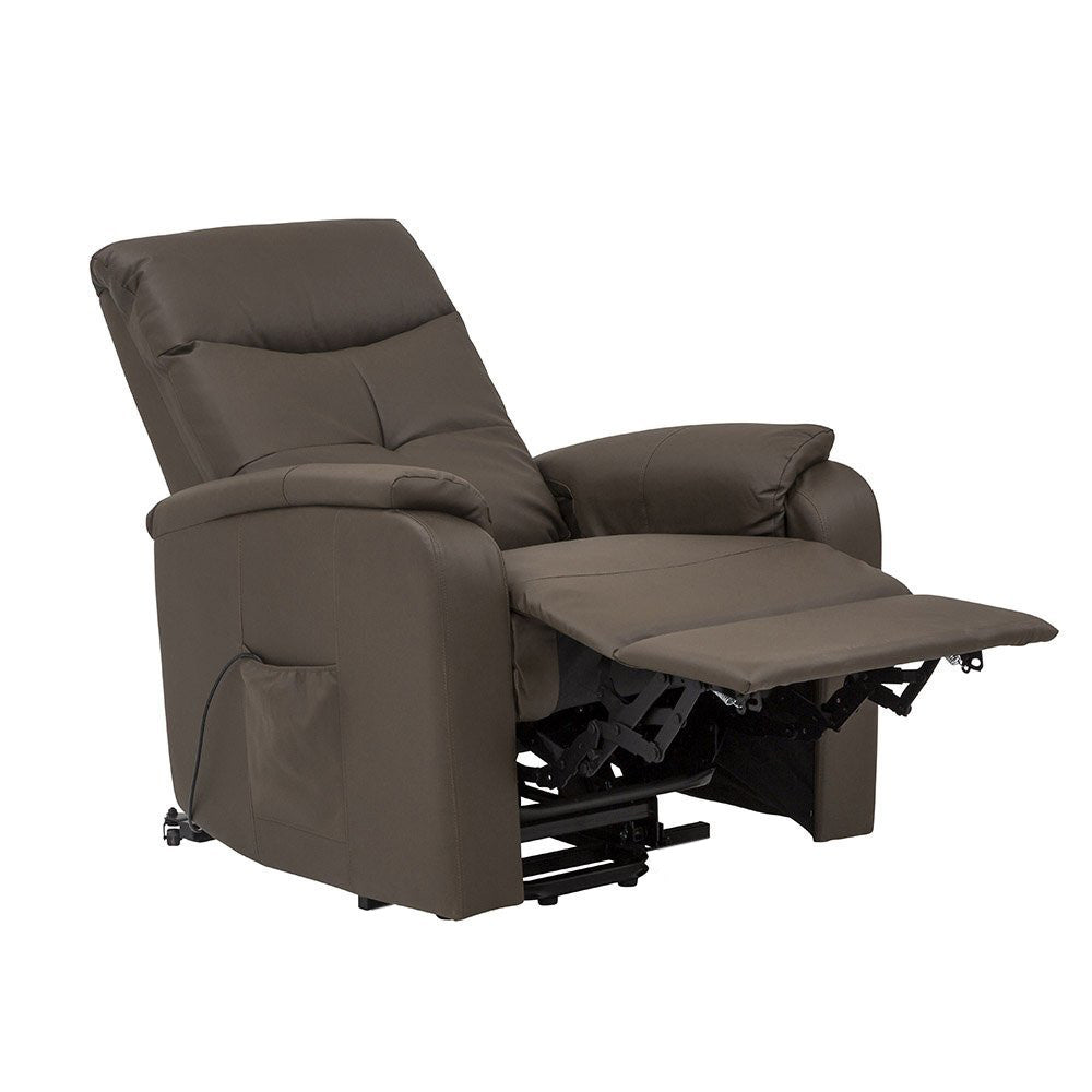 Poltrona relax elettrica in ecopelle marrone con meccanismo reclinabile completamente esteso.