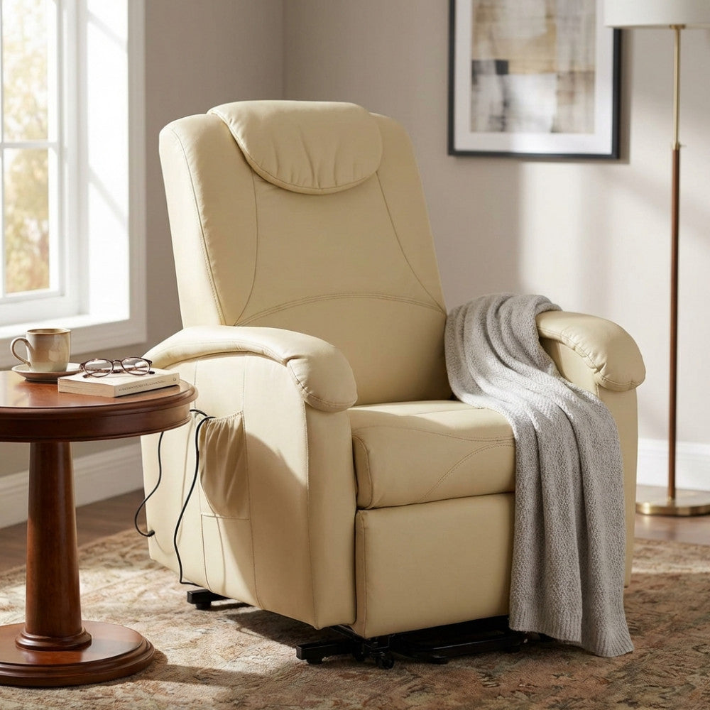 Poltrona relax elettrica in ecopelle beige posizionata in un elegante soggiorno luminoso accanto a un tavolino in legno.