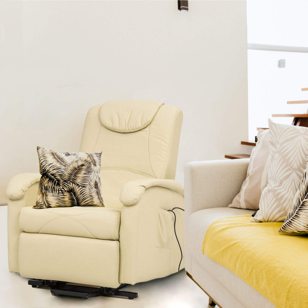 Ambientazione moderna con la poltrona relax beige arricchita da un cuscino decorativo a motivi fogliari, situata accanto a un divano chiaro.