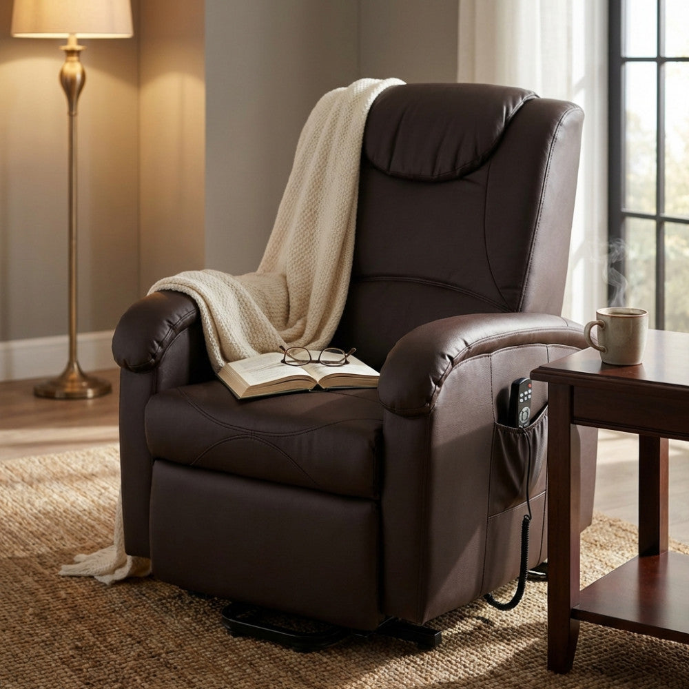 Poltrona relax elettrica in ecopelle marrone ambientata in un salotto elegante con coperta e libro
