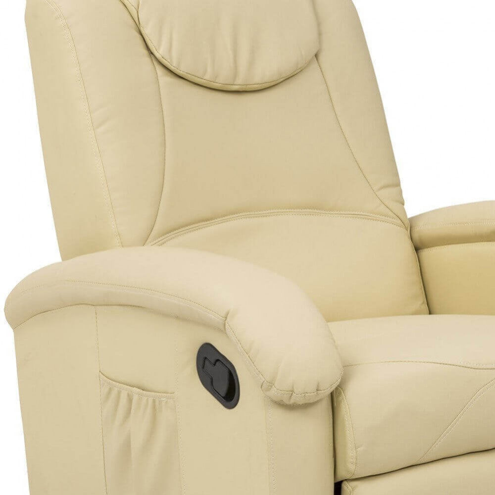 Dettaglio del morbido cuscino poggiatesta integrato e del bracciolo sinistro della poltrona in ecopelle beige.