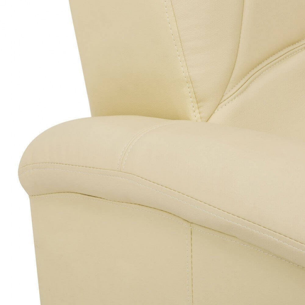 Ingrandimento sulle cuciture di precisione e sulla texture liscia dell'ecopelle beige lungo il profilo del bracciolo destro.