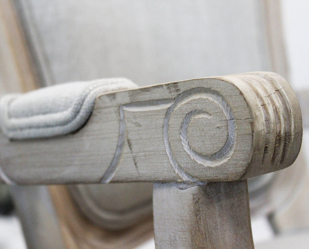 Particolare del bracciolo della poltrona Romy, che mostra la lavorazione a spirale del legno massello.