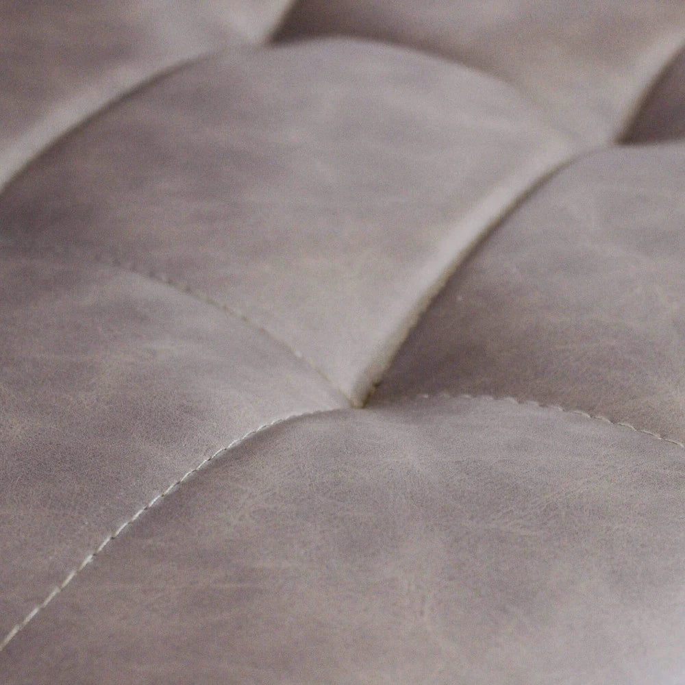 Poltrona Rosalyn Marrone: Eleganza Classica in Ecopelle, particolare delle cuciture