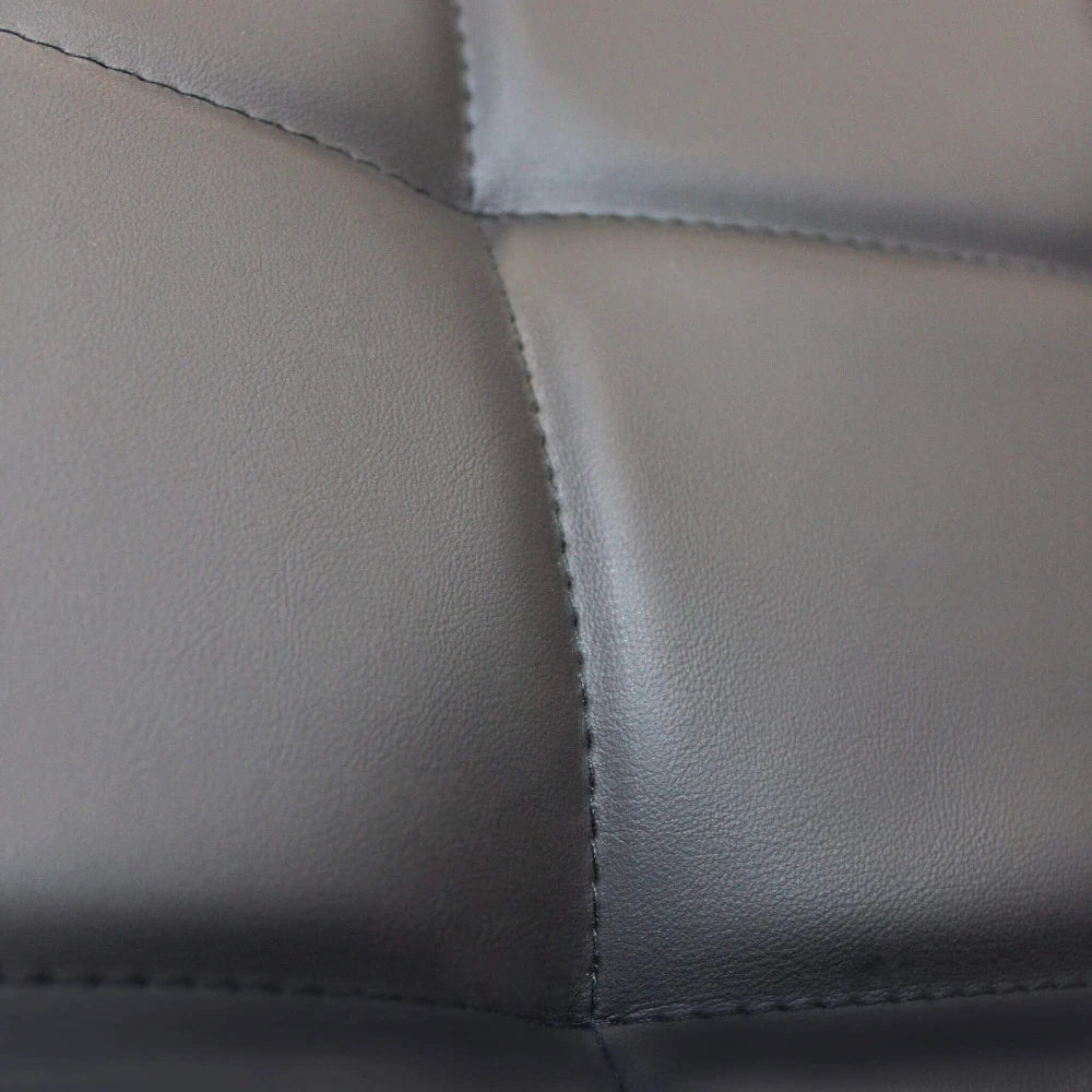 Poltrona Rosalyn in ecopelle nera, design moderno con struttura in metallo e schienale alto, particolare delle cuciture