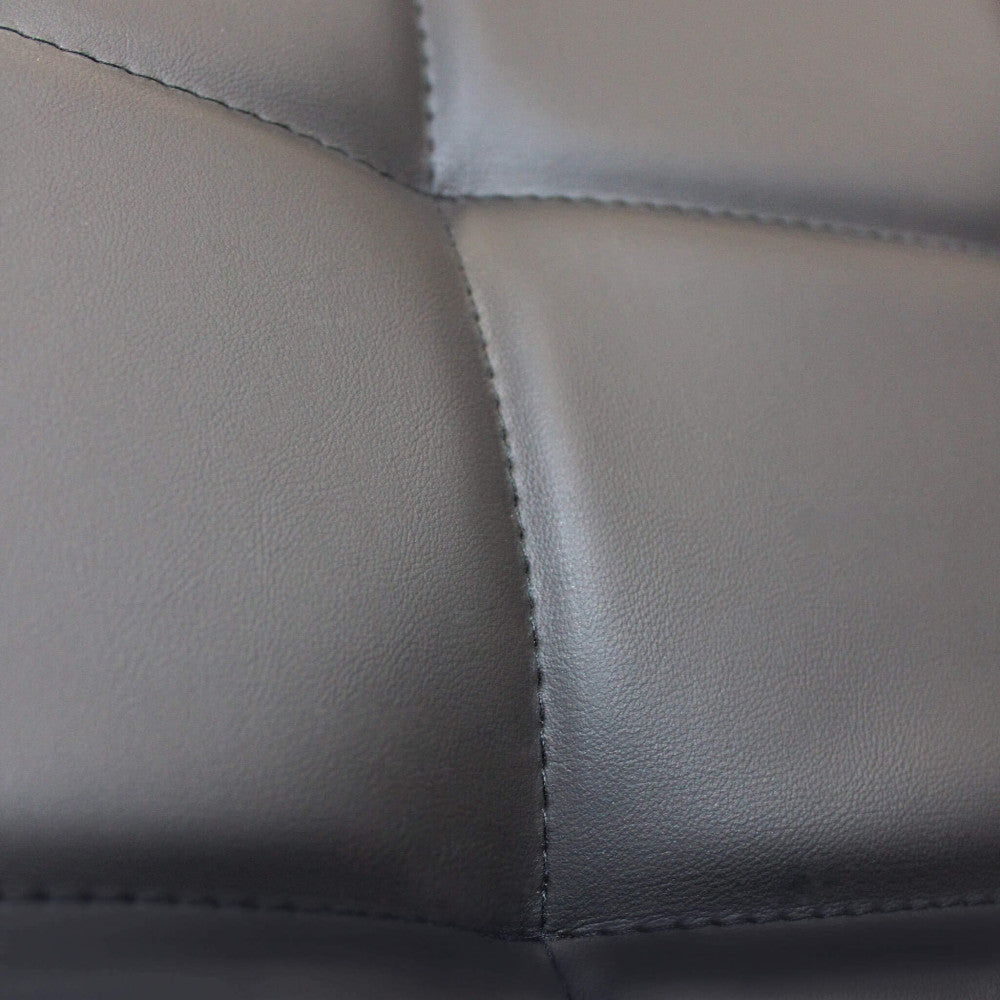 Dettaglio ravvicinato delle cuciture sartoriali e della texture dell'ecopelle nera.