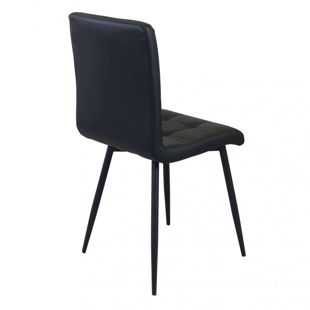 Vista posteriore a tre quarti della poltrona, con focus sulle gambe sottili in metallo nero.