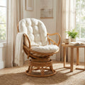 Vista frontale della poltrona relax Sanbor in rattan marrone chiaro con cuscino panna, ambientata in un salotto luminoso ed elegante.