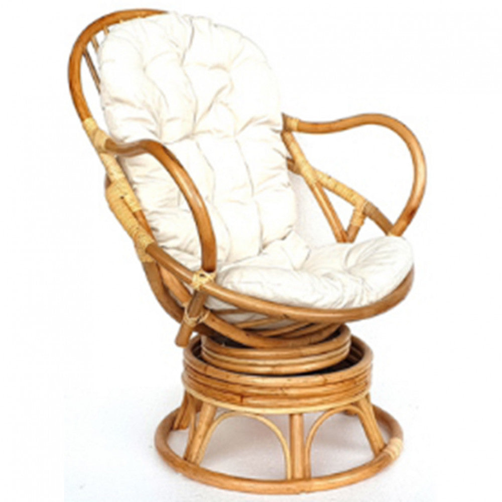 Scatto in studio della poltrona in rattan Sanbor che evidenzia la robusta base intrecciata, i braccioli curvi e lo spesso cuscino sfoderabile su sfondo bianco.