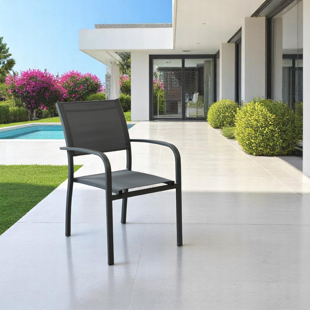Poltrona Savannah in alluminio posizionata a bordo piscina in un'architettura esterna moderna.