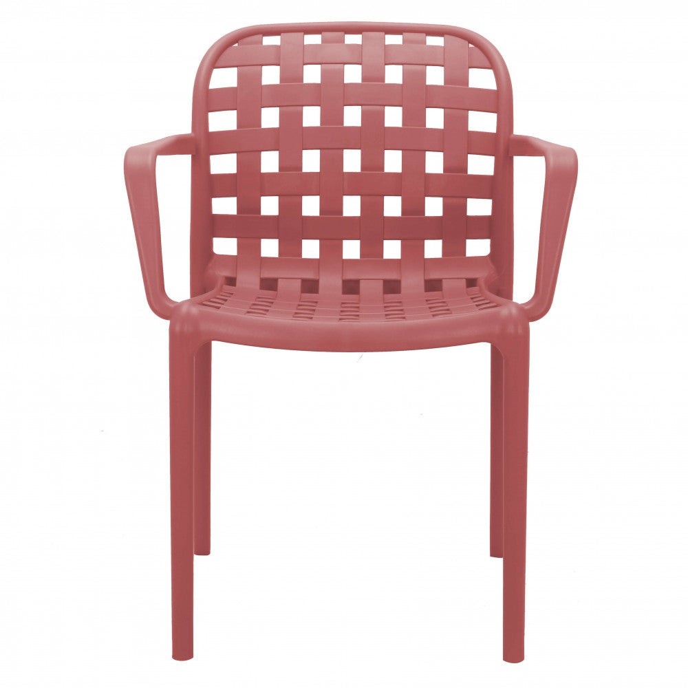Vista frontale della poltrona Sharon rossa che evidenzia il design geometrico della seduta su sfondo bianco.