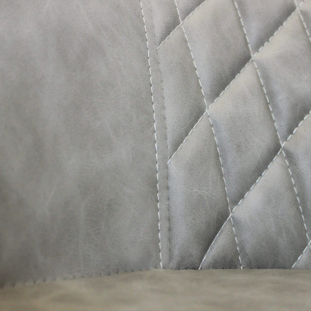 Poltrona Sindy in ecopelle tortora con struttura in metallo, seduta moderna, particolare delle cuciture e della trama