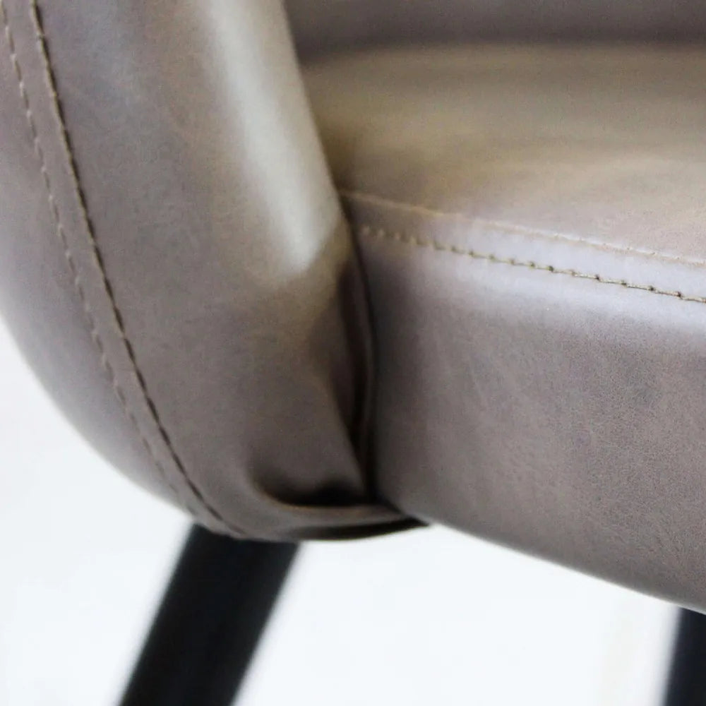 Poltrona Sissy in ecopelle marrone, design moderno per soggiorno o ufficio, particolare cuciture seduta