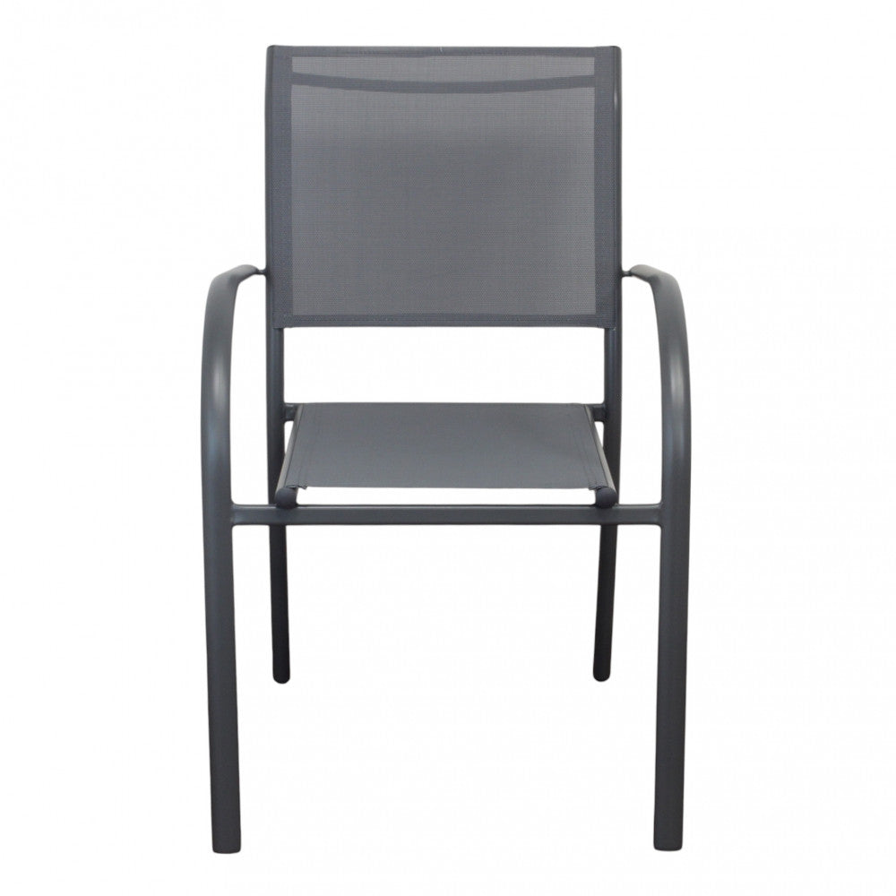 Vista frontale della poltrona Stamford, che sottolinea la simmetria e l'eleganza minimalista.