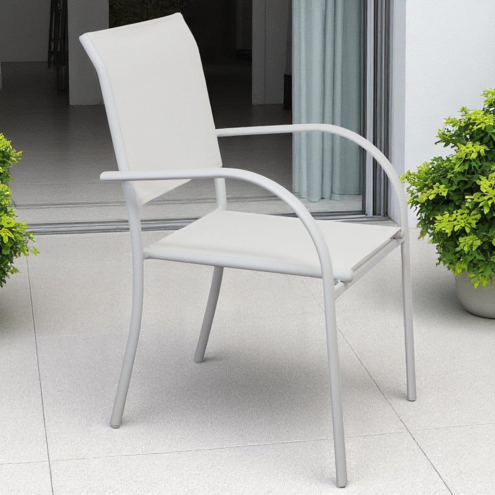 Poltrona moderna in textilene bianco posizionata su un patio in gres porcellanato.