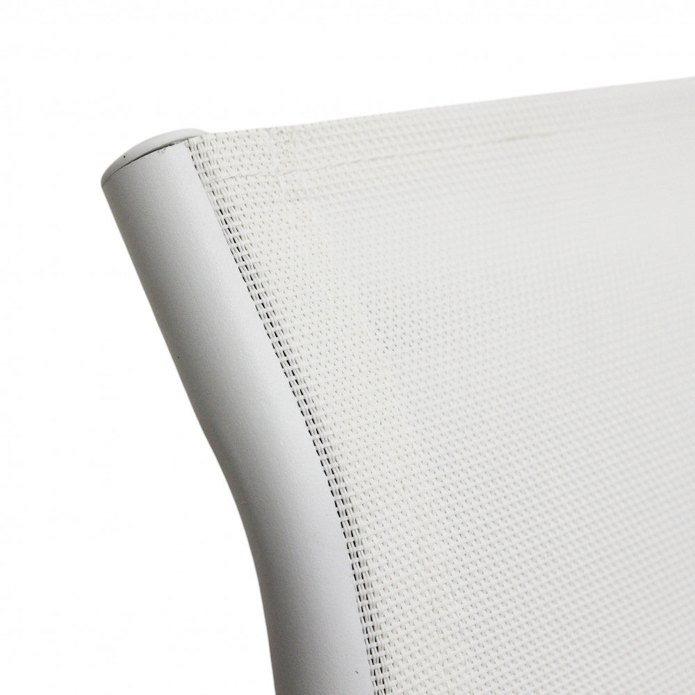 Dettaglio macro della trama in premium-grade textilene bianco traspirante.