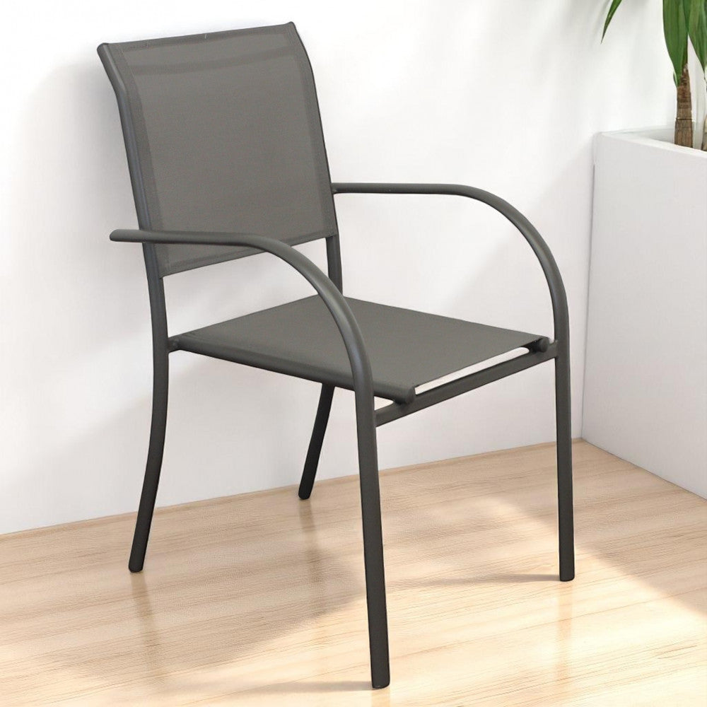 Poltrona Stamford taupe inserita in un contesto minimalista con pavimento in legno chiaro.